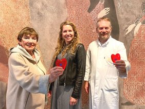 Weihnachtsgeschenke Lions Integrative Onkologie (© Stefania Rausch) Foto von Lions Hilfswerksvorsitzende Margit Hempel-Stoffel, Lions Clubsekretärin Maria Scholz und Leiter des Onkologischen Zentrums PD Dr. Jochen Grassinger mit den Handwärmern für Krebspatienten