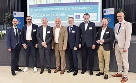 Patientenkongress zum Thema Krebs (© Eva Bernheim) Das Bild zeigt die Die Leiter der zertifizierten Organtumorzentren am Klinikum St. Elisabeth stellten Diagnose- und Therapiemöglichkeiten vor: (v.l.) Prof. Antoniu-Oreste Gostian (Kopf-Tumor-Zentrum), Prof. Robert Obermaier (Darmzentrum), Privatdozent Dr. Christian Gilfrich (Uroonkologisches Zentrum)), Bürgermeister Dr. Albert Solleder, Privatdozent Dr. Jochen Grassinger (Onkologisches Zentrum)), Prof. Norbert Weigert (Darmzentrum), Dr. Martin Baumann (Geschäftsführer Klinikum) und Dr. Carsten Scholz (Gynäkologisches Krebszentrum).
