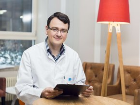 Das Bild zeigt Dr. Daniel Vagedes vom MVZ Rheumatologie. 