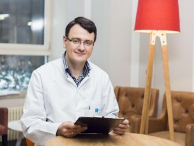 Dr. Daniel Vagedes (© Johannes Lehner) Das Bild zeigt Dr. Daniel Vagedes vom MVZ Rheumatologie.