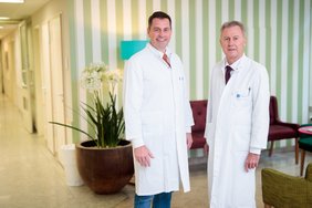 Privatdozent Dr. Stefan Grote, Chefarzt der Klinik für Orthopädie, Unfall- und Handchirurgie, und der Leiter des Departments Handchirurgie, Oberarzt Dr. Herbert Köck (© Johannes Lehner) Portrait von Privatdozent Dr. Stefan Grote, Chefarzt der Klinik für Orthopädie, Unfall- und Handchirurgie, und von dem Leiter des Departments Handchirurgie, Oberarzt Dr. Herbert Köck