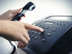 Änderung der Sprechzeiten (©Adobe Stock) Bild von Telefon