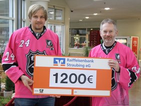 Andreas Niemeier und Privatdozent Dr. Jochen Grassinger (© Ursula Eisenmann) Foto von Eishockeyspieler Andreas Niemeier (links) und Privatdozent Dr. Jochen Grassinger, Direktor des Onkologischen Zentrums