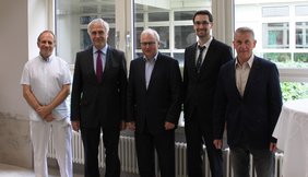 Ein Bild der Organisatoren und Referenten der MVZ Strahlentherapie Straubing mit dem Kollegen der Barmherzigen Brüder Regensburg (2. v. l.): Roland Trautsch, med.Physiker, Dr. Michael Allgäuer, Chefarzt der Klinik für Strahlentherapie und Ärztlicher Leiter des MVZ I Regensburg, PD Dr. Christof Schäfer, Leiter der Strahlentherapie und Ärztlicher Leiter MVZ Straubing, Dr. Kilian Koch, Facharzt für Strahlentherapie und Dr. Richard Kulzer, Leitender med.Physiker (v. l.).