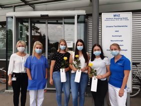 Bild von den Azubis Anna Attenberger, Nina Saller und Nina Pletz mit MVZ-Koordinatorin Andrea Boros und Nicole Bauer, stellvertretende Bereichsleiterin MVZ Straubing Onkologie.