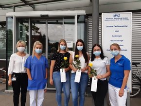 Azubis der Ausbildung zur medizinischen Fachangestellten (MFA) (©Sabine Haslbeck) Bild von den Azubis Anna Attenberger, Nina Saller und Nina Pletz mit MVZ-Koordinatorin Andrea Boros und Nicole Bauer, stellvertretende Bereichsleiterin MVZ Straubing Onkologie.