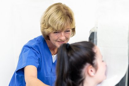 Patientin MVZ (© Johannes Lehner) Bild einer Mitarbeiterin und Patientin im MVZ