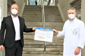 Spende Onkologisches Zentrum (© Ursula Eisenmann) Das Bild zeigt Thomas Sedlmeier (links), Filialleiter der Spardabank Straubing, mit Privatdozent Dr. Jochen Grassinger, Leiter des Onkologischen Zentrums.