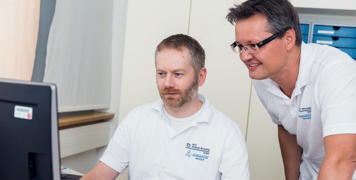 Behandlungsangebot Onkologie und Hämatologie (© Johannes Lehner) Foto von zwei Ärzten vor dem Bildschirm